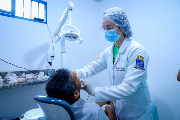 Dentista Ana Paula Claudino