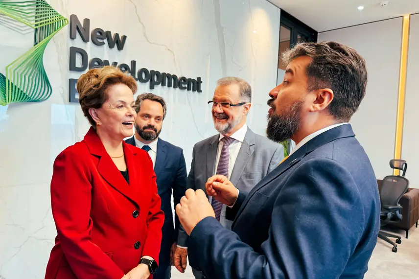 Dilma em conversa com membros da comitiva