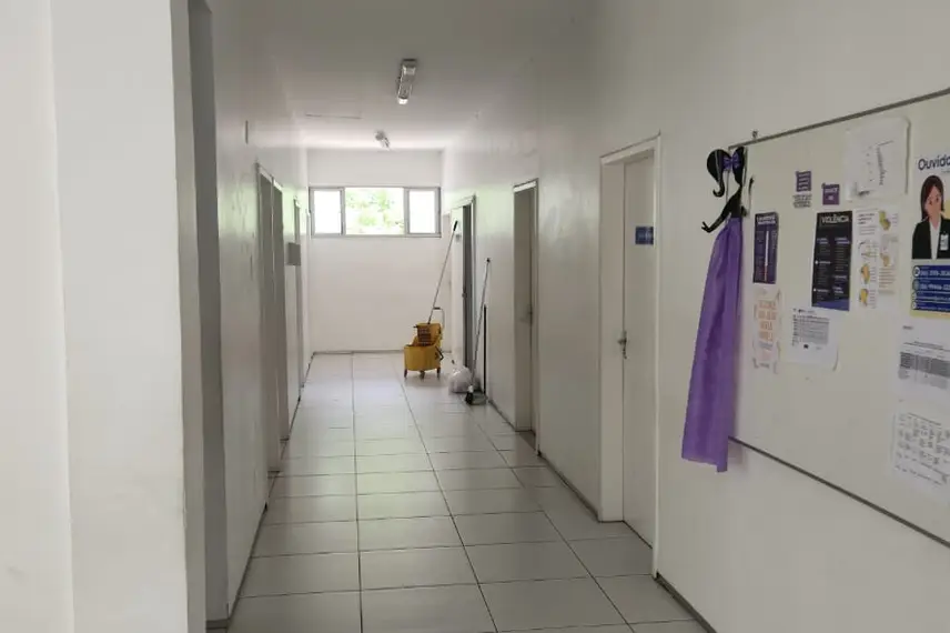 Equipamentos de limpeza em local inapropriado