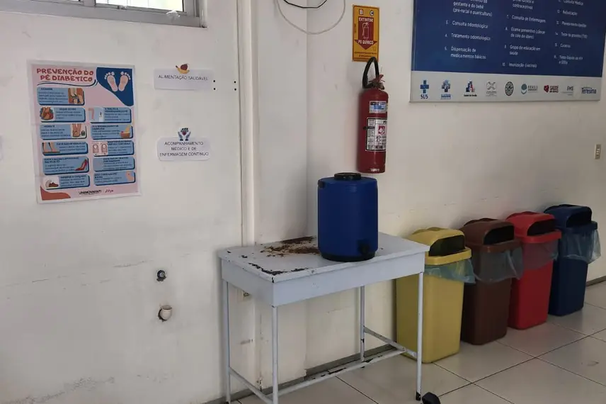Falta de bebedouro e garrafão de água sobre mesa enferrujada