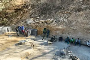 Fiscalização flagra 17 trabalhadores em operação clandestina e interdita área de exploração mineral (Foto: Semarh)