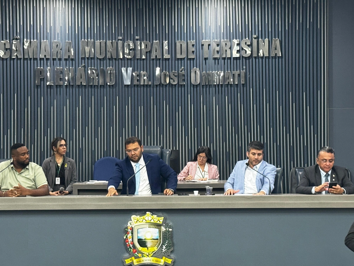 Jonatas Miranda, presidente do SEEACEP, e vereadores durante a 8ª oitiva da CPI do Lixo