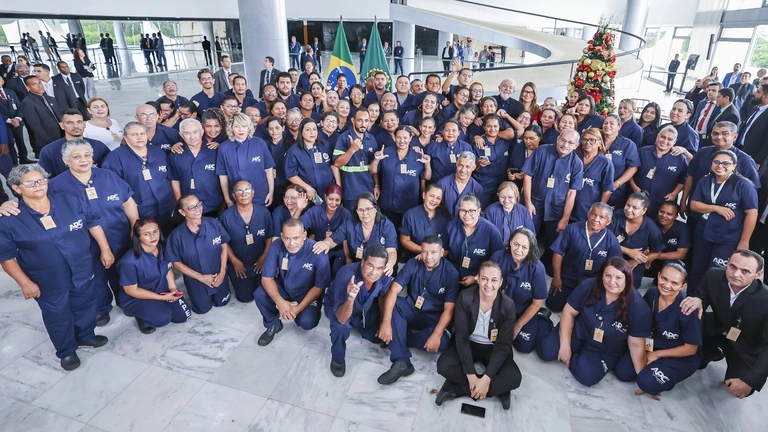 Lula com trabalhadores terceirizados