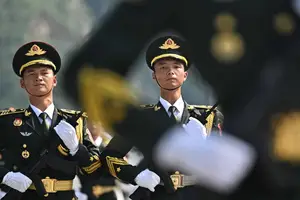Militares chineses ensaiam para desfile em Pequim (Foto: Pedro Pardo)