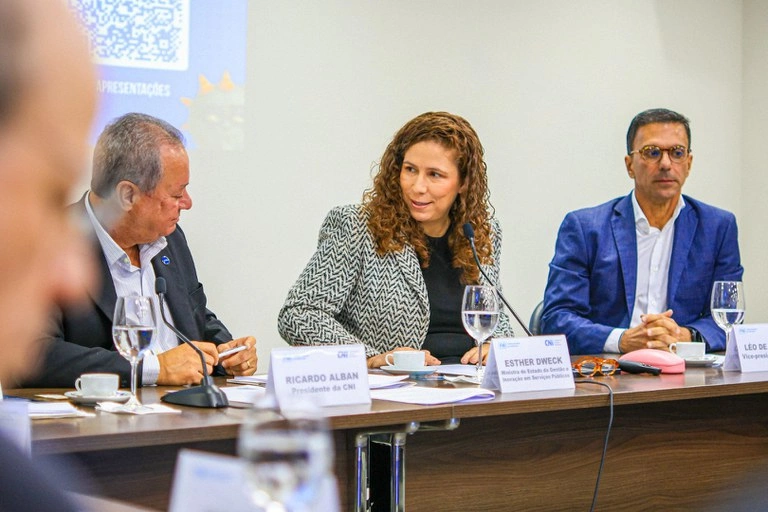 Ministra Esther Dweck durante participação no Fórum Nacional da Indústria