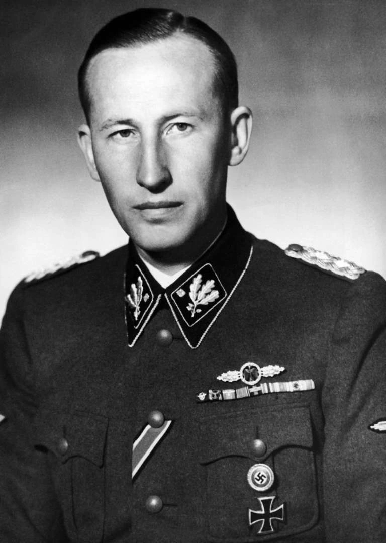 O alto oficial nazista Reinhard Heydrich presidiu a infame Conferência de Wannsee em janeiro de 1942, que formalizou os planos para a "Solução Final para a Questão Judaica". Heydrich, chefe fundador do Sicherheitsdienst (Serviço de Segurança, ou SD), foi mortalmente ferido em Praga depois que os cidadãos tchecos Jan Kubiš e Jozef Gabčík lideraram um ataque ao seu veículo em 27 de maio de 1942.