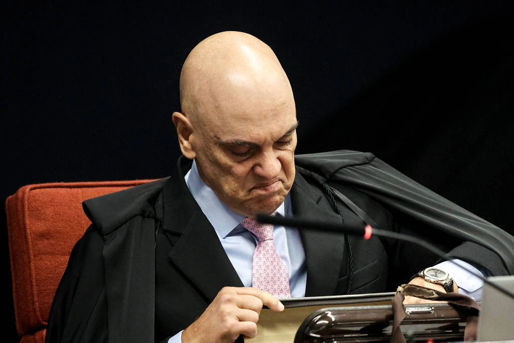 O ministro Alexandre de Moraes lê seu voto durante o julgamento de trama golpista