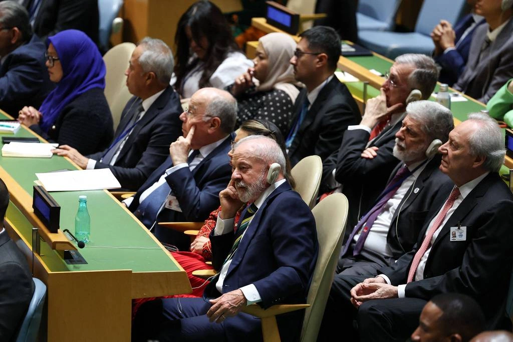 O presidente Luiz Inácio Lula da Silva escuta o discurso do americano Donald Trump na ONU
