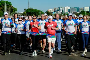 O presidente Lula e a primeira-dama Janja acompanhados de ministros durante a Corrida e Caminhada MEC 95 Anos (Foto: Reprodução | Ricardo Stuckert/PR)