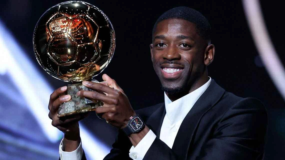 Ousmane Dembélé vence a Bola de Ouro da France Football