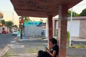 Pessoas desavisadas se arriscam ao sentar no abrigo para passageiros (Foto: Revista40graus)