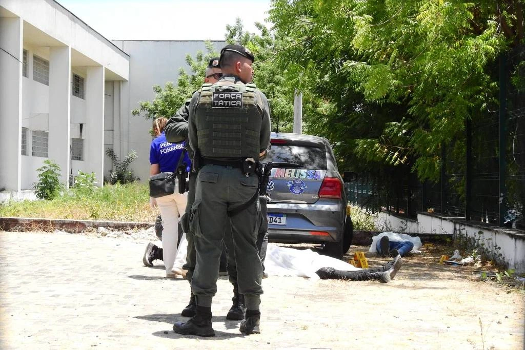 Policiais da força tática em frente à escola onde estudantes foram mortos a tiros em Sobral (CE)