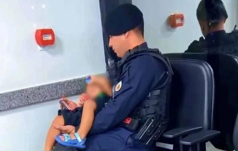 policial militar cuidou do menino, ficou com ele no colo, o acalmou e ajudou na troca de fralda