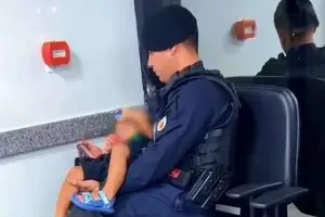 policial militar cuidou do menino, ficou com ele no colo, o acalmou e ajudou na troca de fralda (Foto: Reprodução)