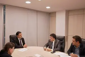 Rafael Fonteles em reunião com o diretor presidente da ANEEL, Sandoval Feitosa (Foto: Glenio Dettmar)