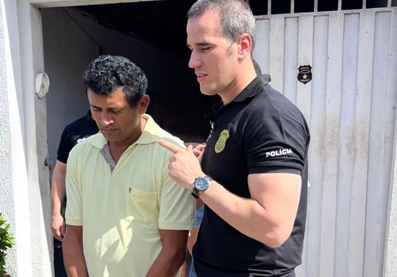 Raimundo Nonato da Conceição Moraes sendo conduzido pelo delegado Zanatta