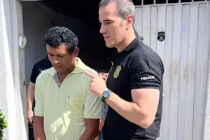 Raimundo Nonato da Conceição Moraes sendo conduzido pelo delegado Zanatta (Foto: Reprodução)