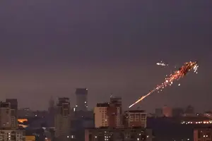 Explosão de um míssil no céu de Kiev durante ataque russo com mísseis e drones na madrugada de domingo (28) (Foto: Reprodução | Vladyslav Sodel/Reuters)
