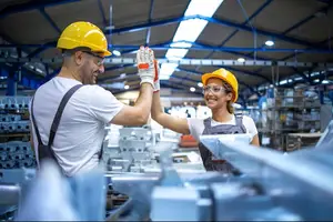 Trabalhadores se cumprimentando por tarefa bem sucedida (Foto: Reprodução)