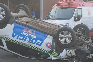Viatura da PM capota na Avenida Pedro Freitas (Foto: Reprodução)