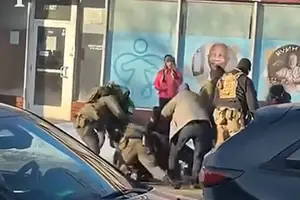 Agentes federais dos EUA tentam conter homem que é morto a tiros em seguida em Minneapolis (Foto: Reprodução)