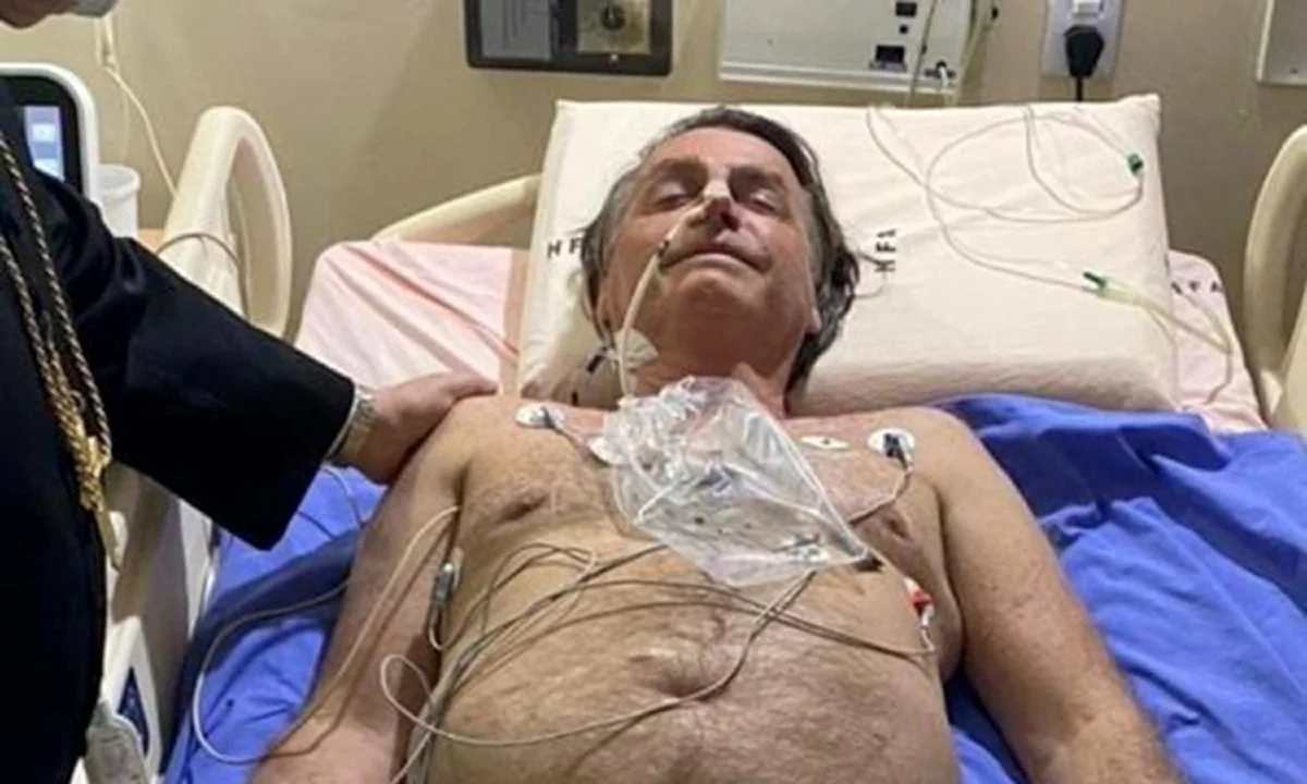 Bolsonaro sofre traumatismo craniano leve após queda, informa médico