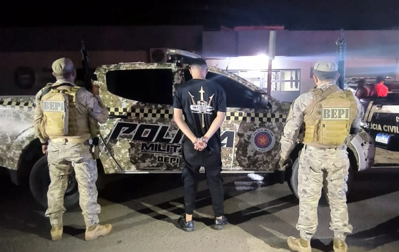 Cão farejador encontra mala com 15 tabletes de maconha com apreensão de adolescente e a prisão de um maior de idade