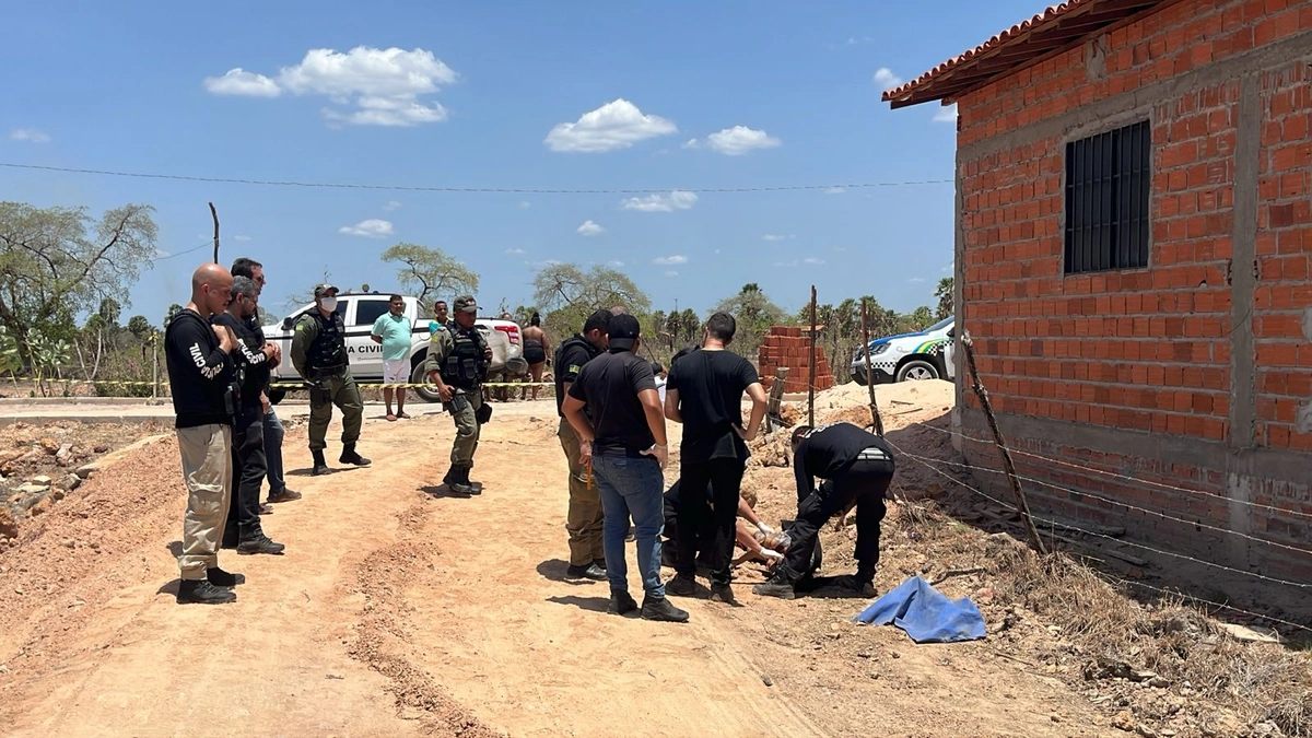 Corpo de Maria Eduarda Ferreira Sena Reis sendo analisado pela polícia a época