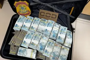 Dinheiro apreendido no Goiás (Foto: PM-GO e PF)