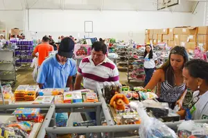 Evento oferece eletrônicos, roupas e outros itens a preços acessíveis; renda será destinada a instituições sociais (Foto: Portal Az)
