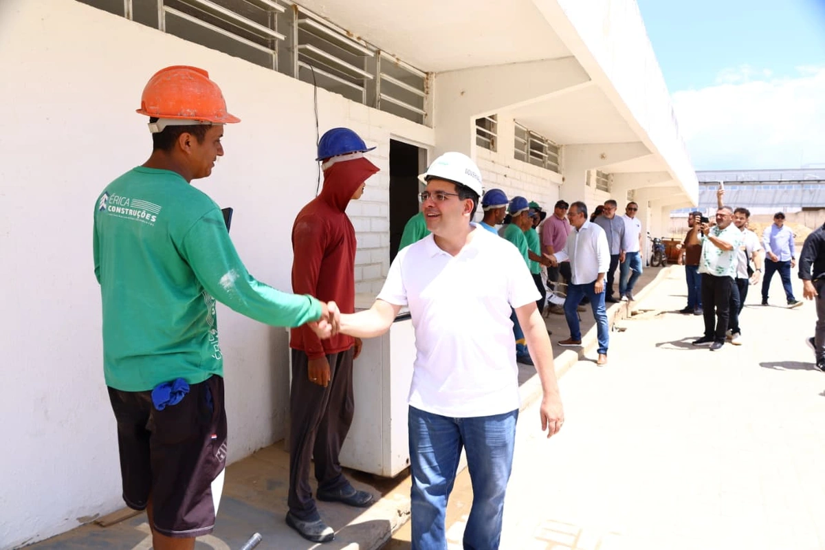 Governador visita obras de centro comercial e espaço esportivo em Oeiras