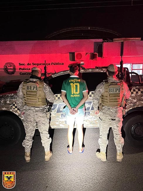 Homem é preso com 18 tabletes de maconha em ônibus