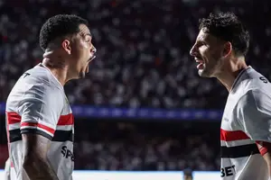 Luciano (à esq.) comemora com Calleri gol marcado pelo São Paulo (Foto: Uezima)
