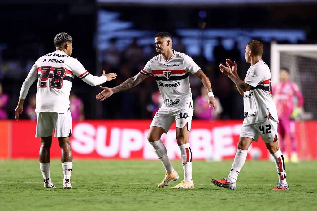 Luciano (centro) comemora após marcar o gol de empate do São Paulo
