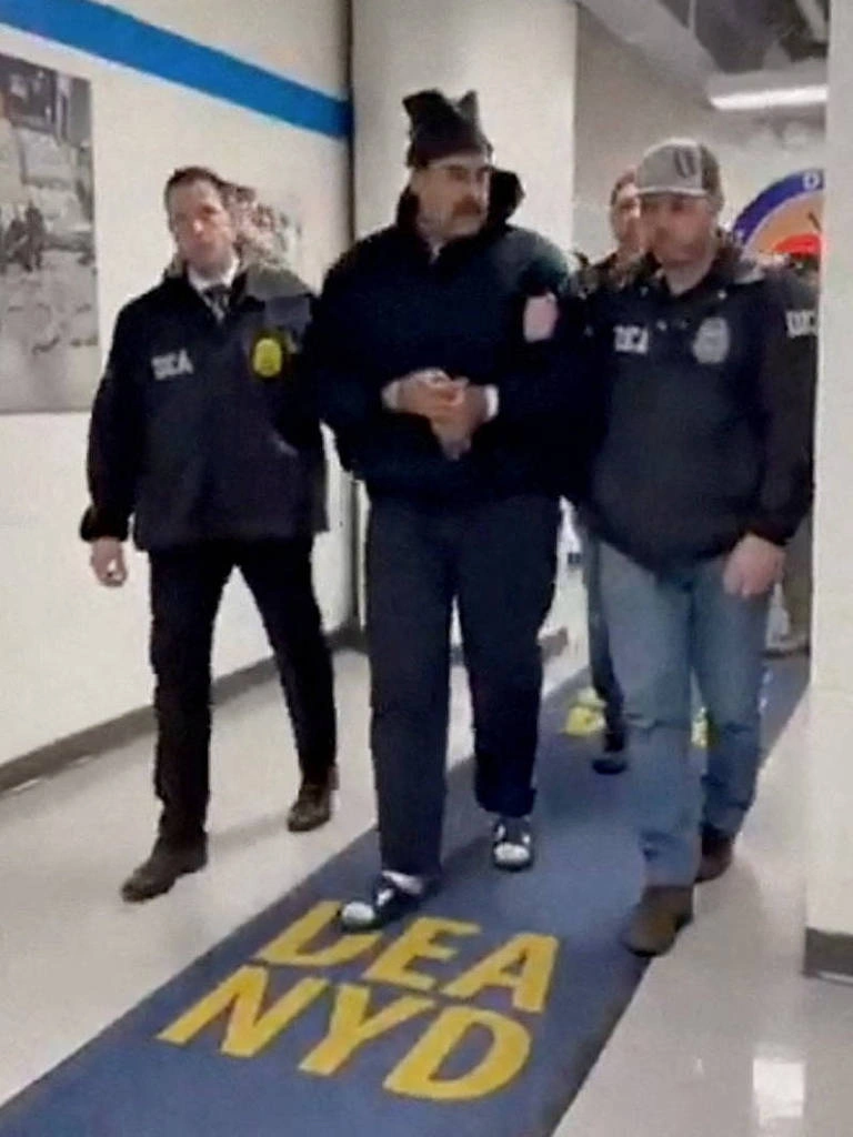 Maduro caminha na sede da agência antidrogas dos EUA, em Nova York