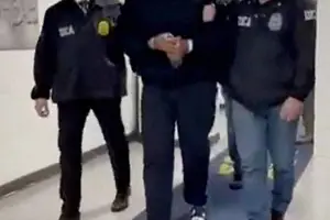 Maduro caminha na sede da agência antidrogas dos EUA, em Nova York (Foto: REUTERS)