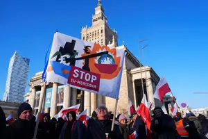 Manifestantes protestam contra o acordo UE-Mercosul no centro de Varsóvia, nesta sexta-feira (9) (Foto: REUTERS)