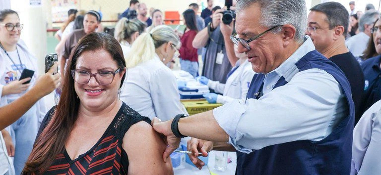 O ministro da Saúde, Alexandre Padilha, iniciou neste domingo (18), em Botucatu (SP), a vacinação contra a dengue com a primeira vacina 100% nacional