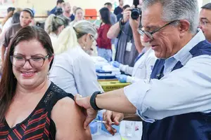 O ministro da Saúde, Alexandre Padilha, iniciou neste domingo (18), em Botucatu (SP), a vacinação contra a dengue com a primeira vacina 100% nacional (Foto: MS)