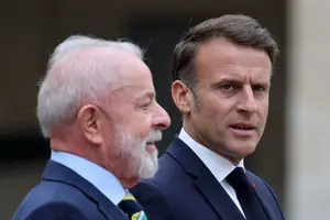 O presidente do Brasil, Lula, e o presidente da França, Emmanuel Macron (Foto: Reprodução | Sarah Meyssonnier/AFP)