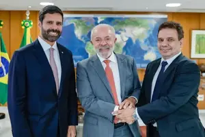 O presidente Lula ao lado do ministro interino Manoel Carlos de Almeida Neto e do novo ministro da Justiça e Segurança Pública, Wellington César (Foto: Reprodução | Ricardo Stuckert/PR)