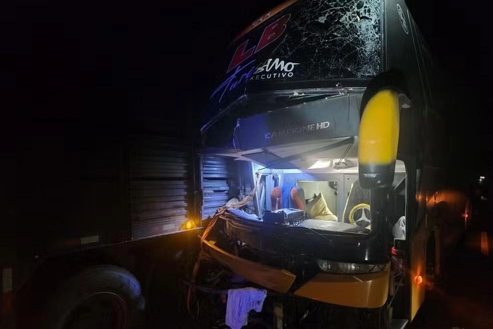 Ônibus do Água de Marabá envolvido em acidente que deixa preparador físico morto.