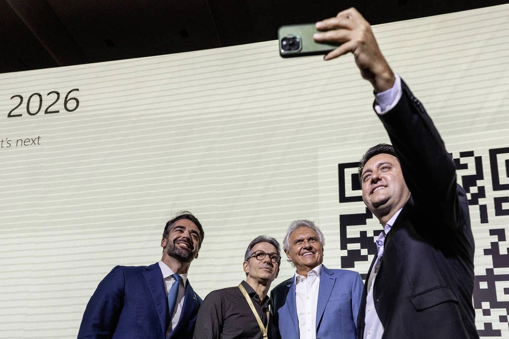 Os governadores Eduardo Leite (PSD), Romeu Zema (Novo), Ronaldo Caiado (PSD) e Ratinho Jr. (PSD) em selfie no auditório do hotel Grand Hyatt, em São Paulo, durante evento de bancos de investimento UBS