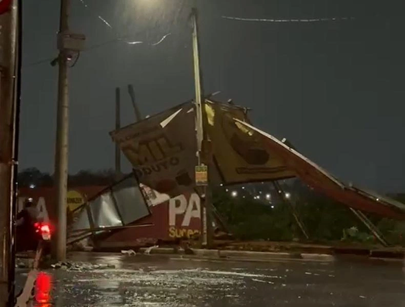 Placas de outdoor arrancadas pela forte chuva