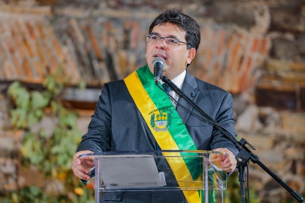 Rafael Fonteles com a faixa governamental em evento