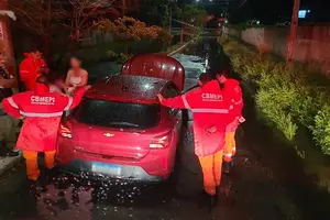 Resgate de mulher pelo Corpo de Bombeiros (Foto: Corpo de Bombeiros)
