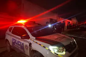 Viatura da PM-PI no isolamento da área (Foto: Francisco José)