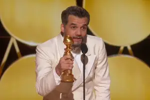 Wagner Moura recebe o Globo de Ouro de melhor ator por filme de drama por 'O Agente Secreto' (Foto: REUTERS)