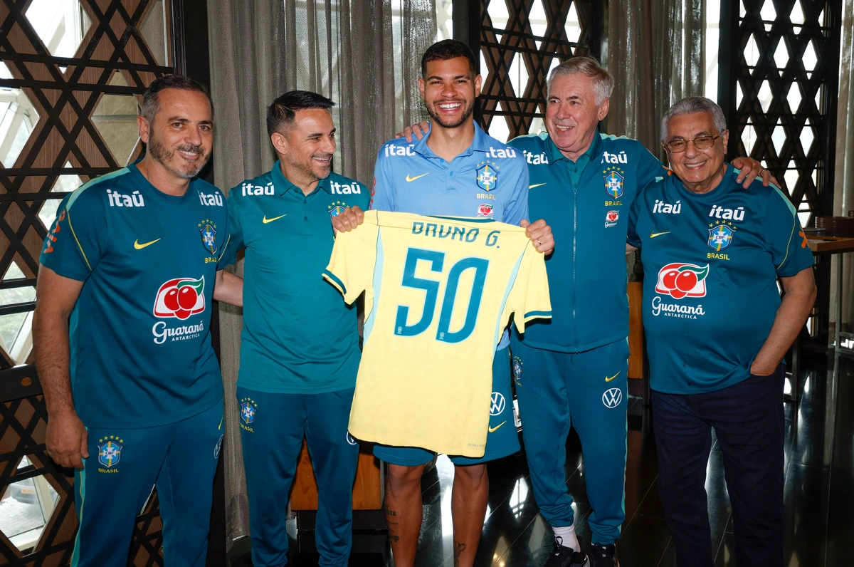 Bruno Guimarães foi homenageado pelos 50 jogos completos com a Seleção Brasileira