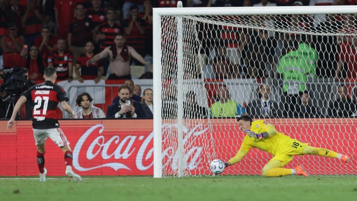 Fernando Muslera defendendo a cobrança de Jorginho
